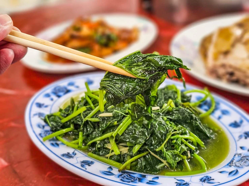 陽明山超佛心土雞城！米粉湯地瓜湯無限吃到飽，戶外大樹下用餐超有FU。