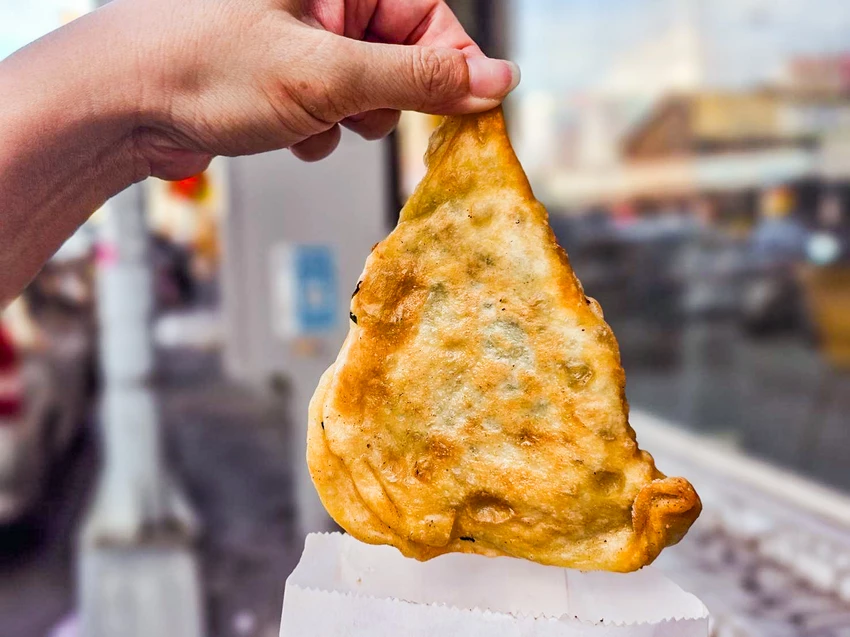 歲月揉進麵糰的家常味！969餡餅韭菜盒佛心價，在地人從小吃到大的老味道。