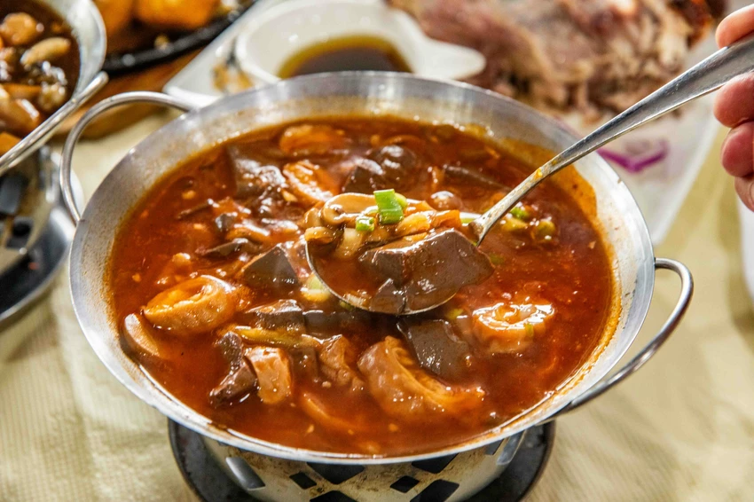 宜蘭交流道旁超人氣烤雞！大仁哥脆皮桶仔雞，外酥內嫩蔗香入味。