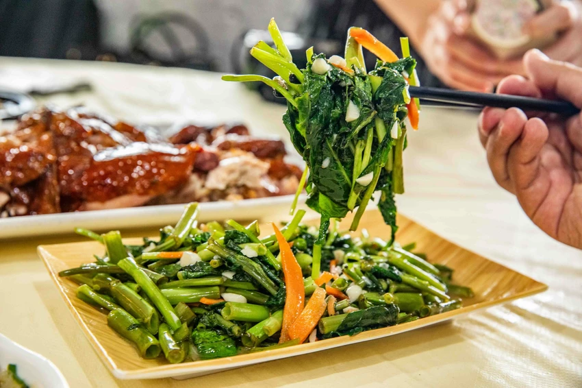 宜蘭交流道旁超人氣烤雞！大仁哥脆皮桶仔雞，外酥內嫩蔗香入味。