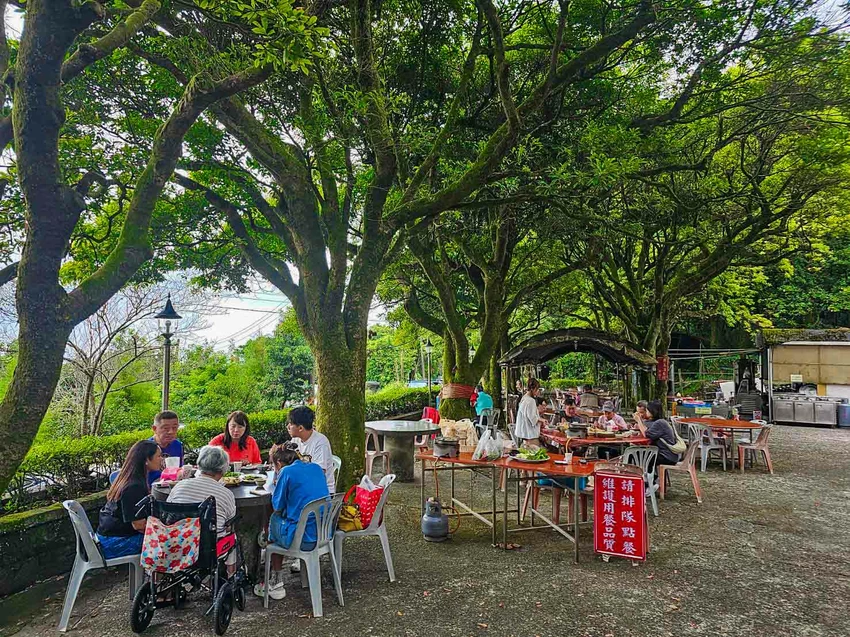 陽明山超佛心土雞城！米粉湯地瓜湯無限吃到飽，戶外大樹下用餐超有FU。