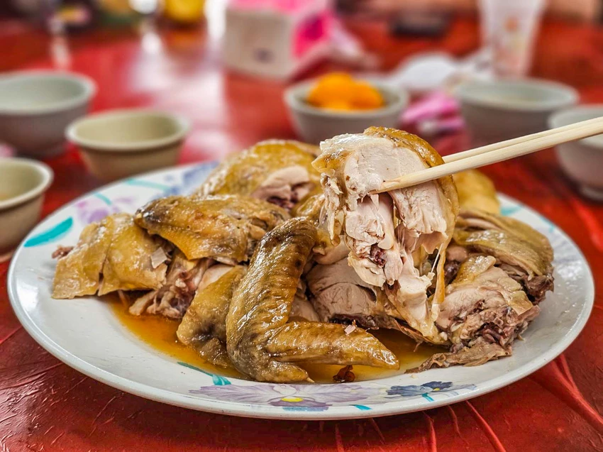 陽明山超佛心土雞城！米粉湯地瓜湯無限吃到飽，戶外大樹下用餐超有FU。