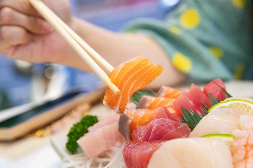花蓮隱藏版美食！勝一生魚片兩倍厚切生魚片，內行人都推高CP值美食。
