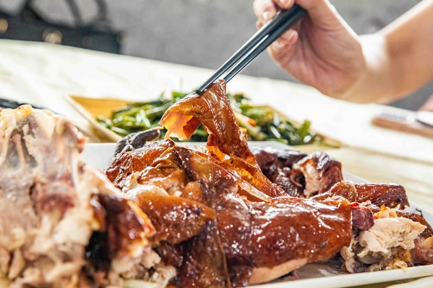 宜蘭交流道旁超人氣烤雞！大仁哥脆皮桶仔雞，外酥內嫩蔗香入味。