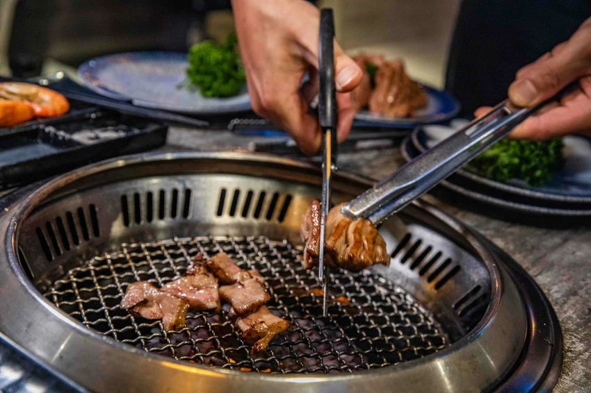 桃園燒肉吃到飽王者！大漠紅奢華升級，夢幻厚切牛舌無限續點。