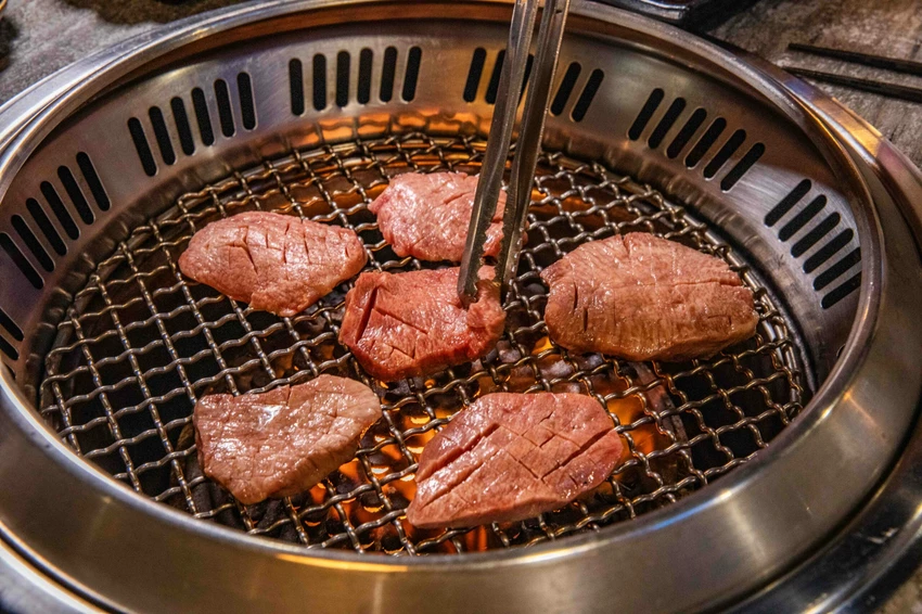 桃園燒肉吃到飽王者！大漠紅奢華升級，夢幻厚切牛舌無限續點。