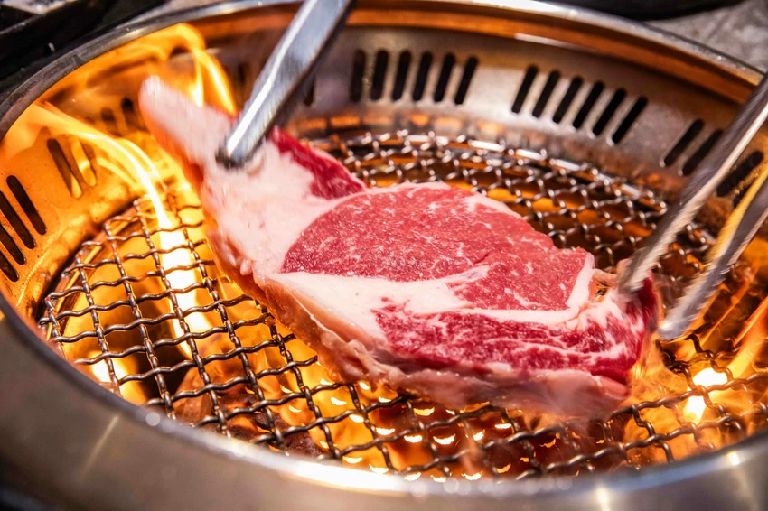 桃園燒肉吃到飽王者！大漠紅奢華升級，夢幻厚切牛舌無限續點。