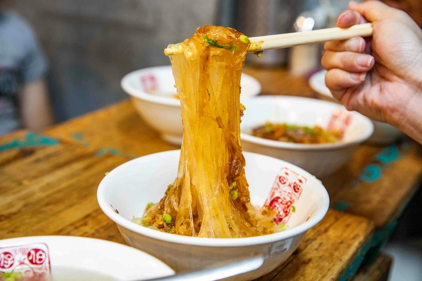 九份老街美食推薦！魚丸伯仔70年老店天天排隊，魚丸湯 乾冬粉全都35元。