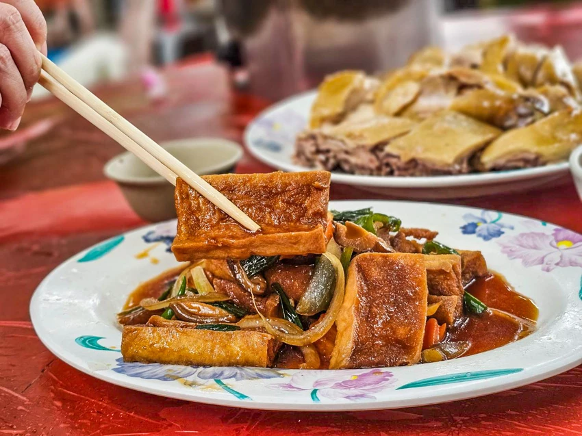 陽明山超佛心土雞城！米粉湯地瓜湯無限吃到飽，戶外大樹下用餐超有FU。