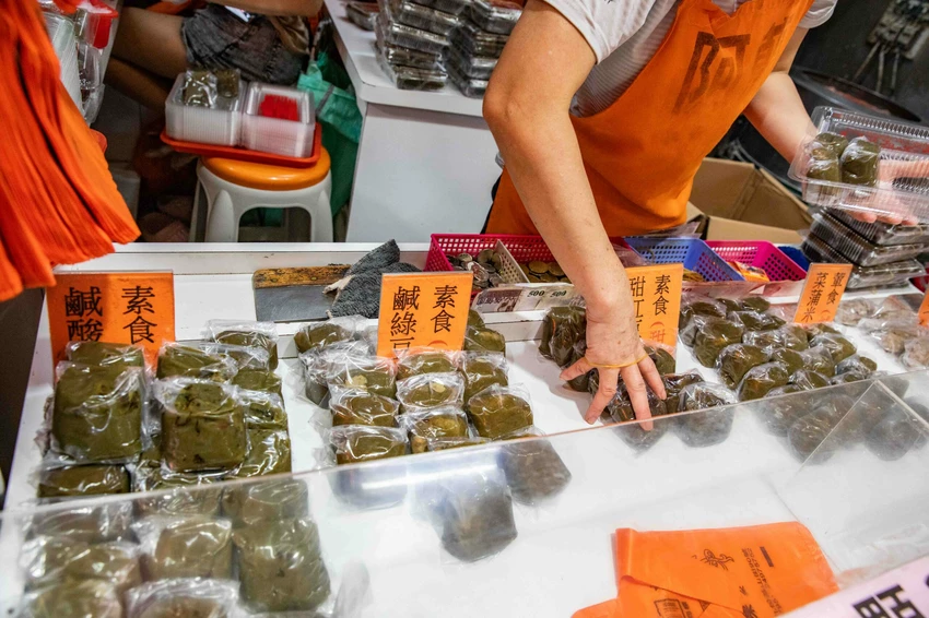 九份必買伴手禮！阿蘭草仔粿銅板價20元就能吃到，九份老街人氣排隊小吃。