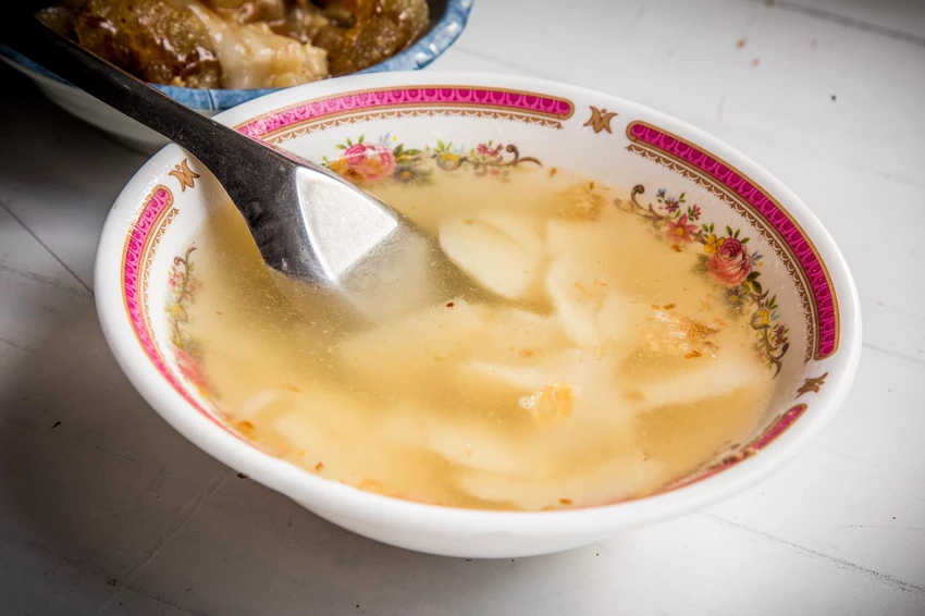 彰化二林菜市場隱藏版!肉圓壽內餡爆多,搭配甘甜竹筍湯只要20元。!