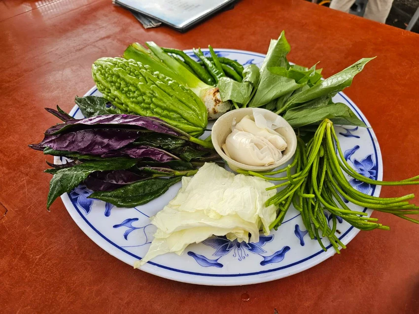 陽明山超佛心土雞城！米粉湯地瓜湯無限吃到飽，戶外大樹下用餐超有FU。