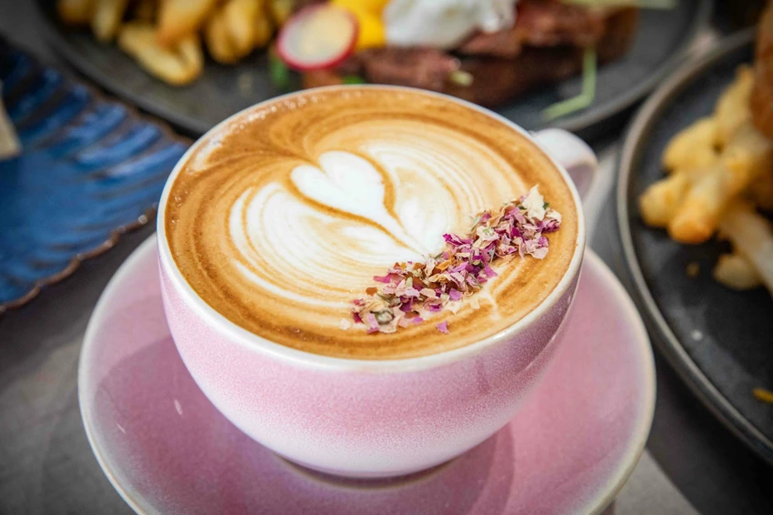 台北東區早午餐！忠孝敦化站At.First早寓More平日也客滿，大份量早午餐盤無雷。