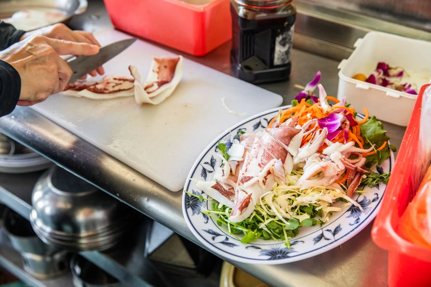 三葉活海鮮｜公開透明不偷斤減兩，料理全程通通看得到，在地經營傳承三代五十年活海鮮