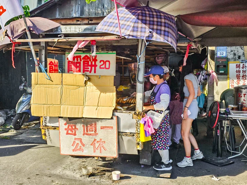歲月揉進麵糰的家常味！969餡餅韭菜盒佛心價，在地人從小吃到大的老味道。