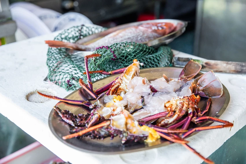三葉活海鮮｜公開透明不偷斤減兩，料理全程通通看得到，在地經營傳承三代五十年活海鮮