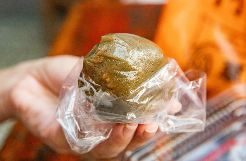 九份必買伴手禮！阿蘭草仔粿銅板價20元就能吃到，九份老街人氣排隊小吃。