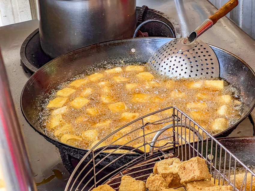 廟口阿嬷臭豆腐｜在地人大推薦阿嬤級的酥炸臭豆腐，外酥內嫩還很多汁，超過五十年歷史真實力
