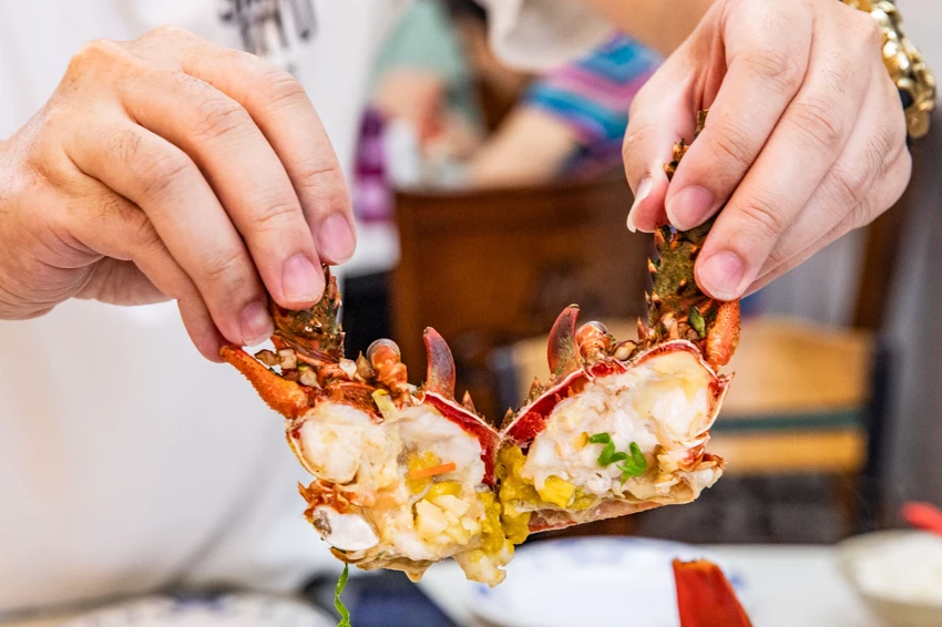 三葉活海鮮｜公開透明不偷斤減兩，料理全程通通看得到，在地經營傳承三代五十年活海鮮