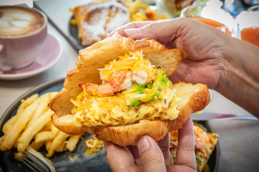 台北東區早午餐！忠孝敦化站At.First早寓More平日也客滿，大份量早午餐盤無雷。