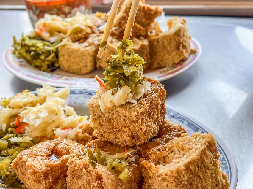 廟口阿嬷臭豆腐｜在地人大推薦阿嬤級的酥炸臭豆腐，外酥內嫩還很多汁，超過五十年歷史真實力