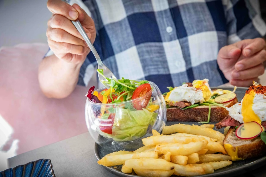 台北東區早午餐！忠孝敦化站At.First早寓More平日也客滿，大份量早午餐盤無雷。