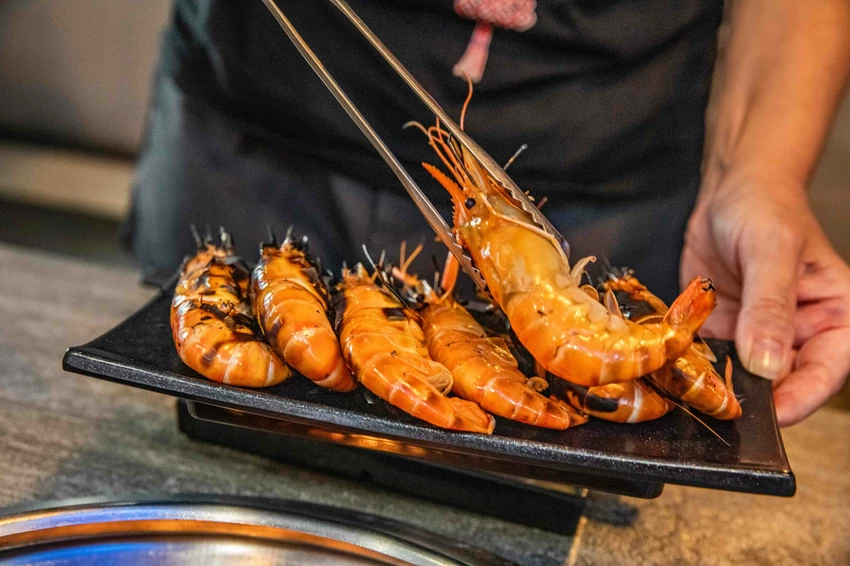 桃園燒肉吃到飽王者！大漠紅奢華升級，夢幻厚切牛舌無限續點。