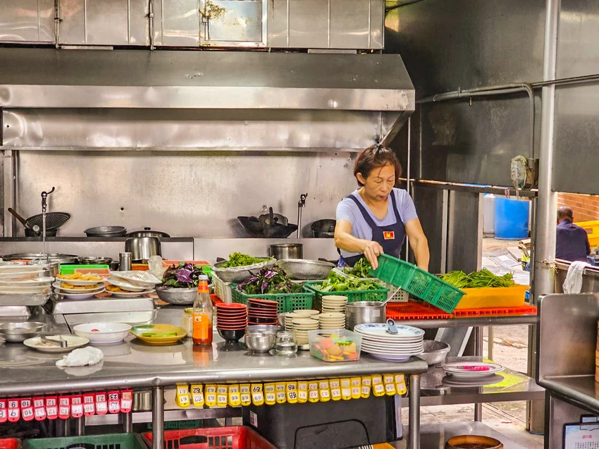 陽明山超佛心土雞城！米粉湯地瓜湯無限吃到飽，戶外大樹下用餐超有FU。