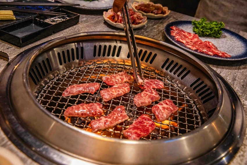 桃園燒肉吃到飽王者！大漠紅奢華升級，夢幻厚切牛舌無限續點。