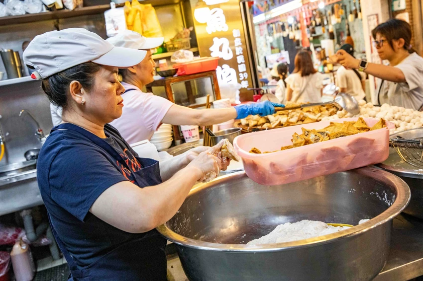 九份老街美食推薦！魚丸伯仔70年老店天天排隊，魚丸湯 乾冬粉全都35元。