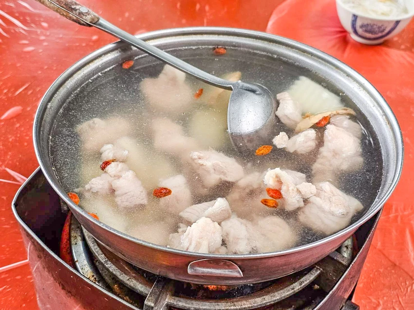 陽明山超佛心土雞城！米粉湯地瓜湯無限吃到飽，戶外大樹下用餐超有FU。