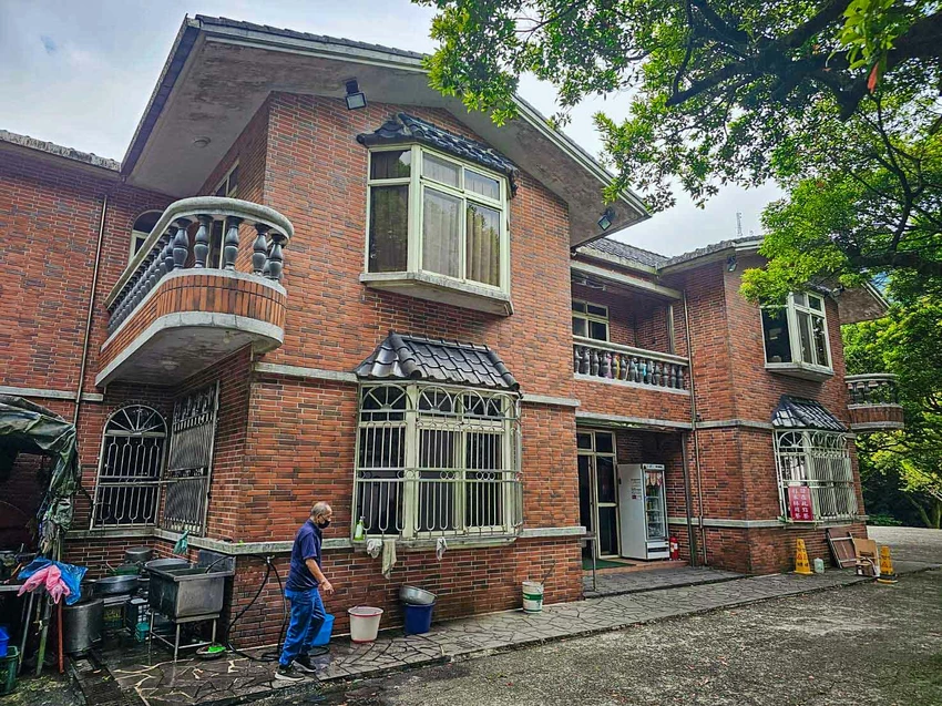 陽明山超佛心土雞城！米粉湯地瓜湯無限吃到飽，戶外大樹下用餐超有FU。