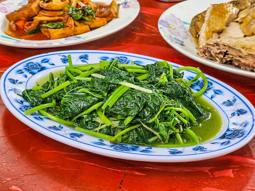 陽明山超佛心土雞城！米粉湯地瓜湯無限吃到飽，戶外大樹下用餐超有FU。