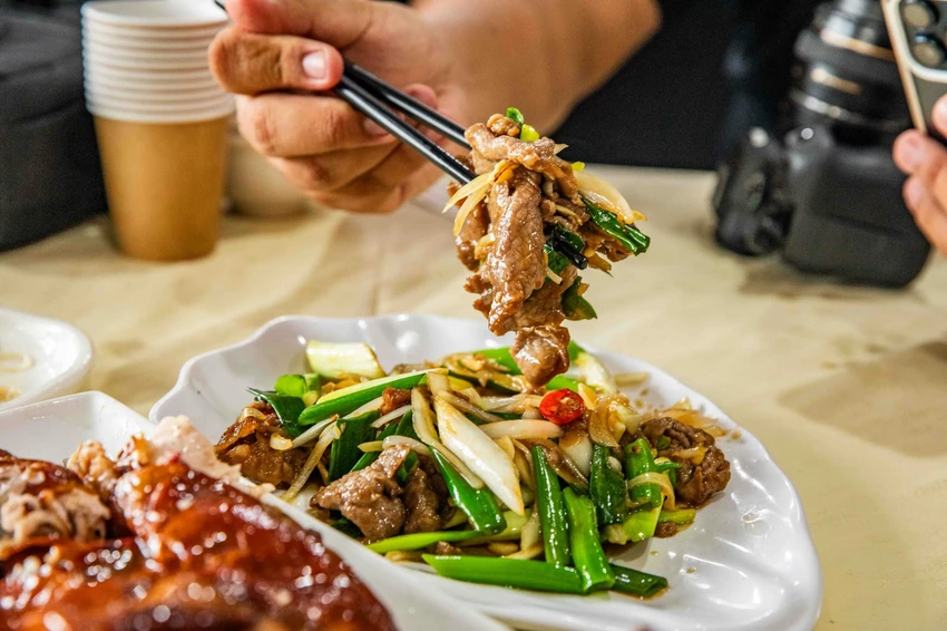 宜蘭交流道旁超人氣烤雞！大仁哥脆皮桶仔雞，外酥內嫩蔗香入味。