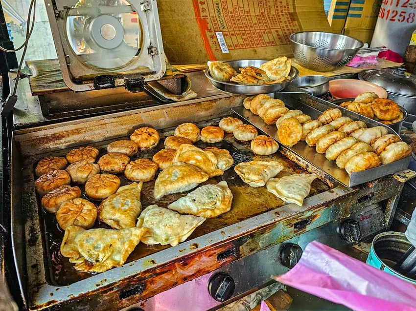 歲月揉進麵糰的家常味！969餡餅韭菜盒佛心價，在地人從小吃到大的老味道。