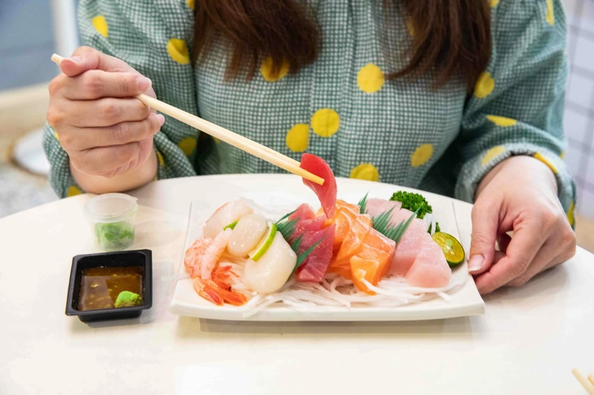 花蓮隱藏版美食！勝一生魚片兩倍厚切生魚片，內行人都推高CP值美食。
