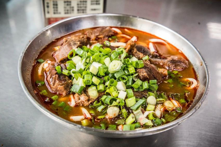 永川牛肉麵｜24小時營業，重口味牛肉麵的經典！免費加湯加麵老牌川味牛肉麵