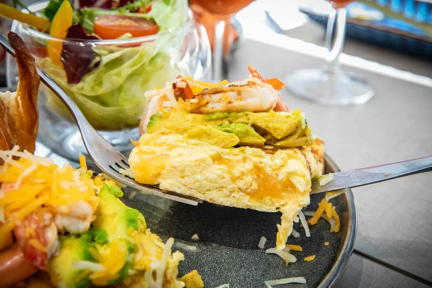 台北東區早午餐！忠孝敦化站At.First早寓More平日也客滿，大份量早午餐盤無雷。