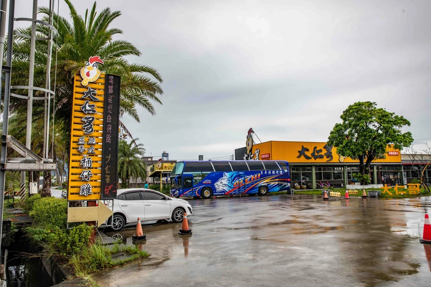 宜蘭交流道旁超人氣烤雞！大仁哥脆皮桶仔雞，外酥內嫩蔗香入味。