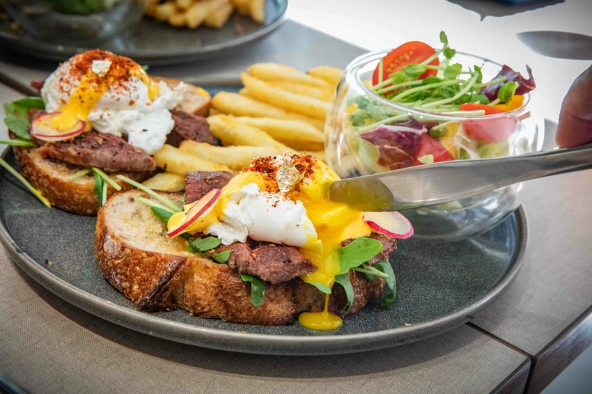 台北東區早午餐！忠孝敦化站At.First早寓More平日也客滿，大份量早午餐盤無雷。