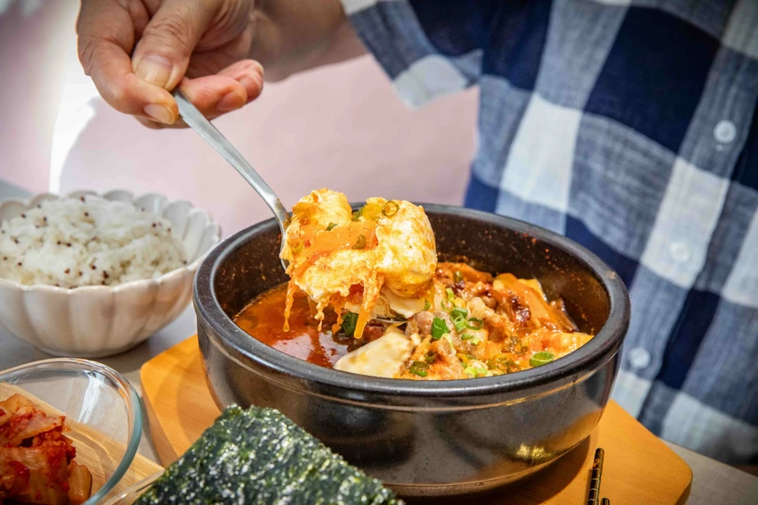 台北東區早午餐！忠孝敦化站At.First早寓More平日也客滿，大份量早午餐盤無雷。