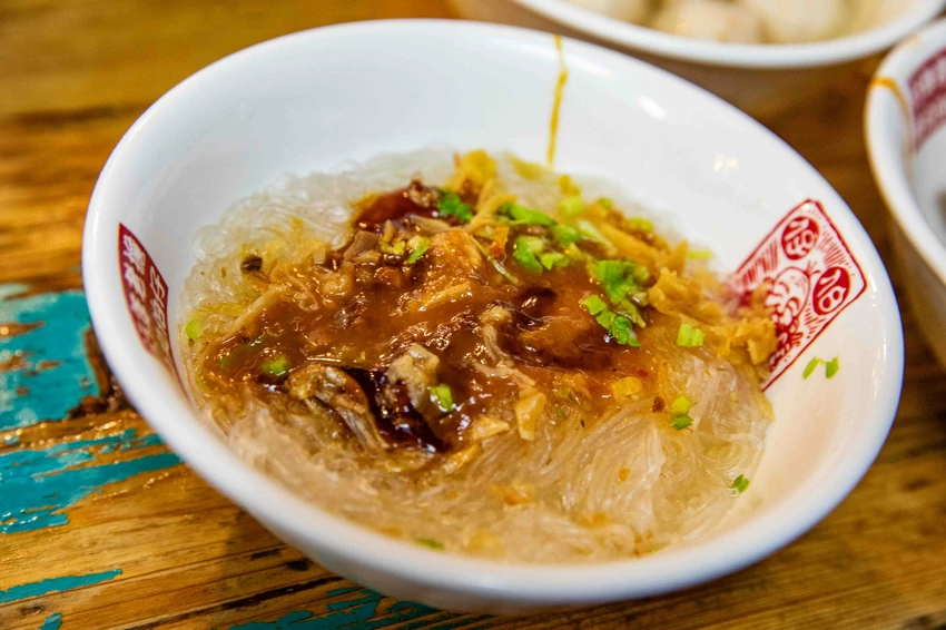 九份老街美食推薦！魚丸伯仔70年老店天天排隊，魚丸湯 乾冬粉全都35元。