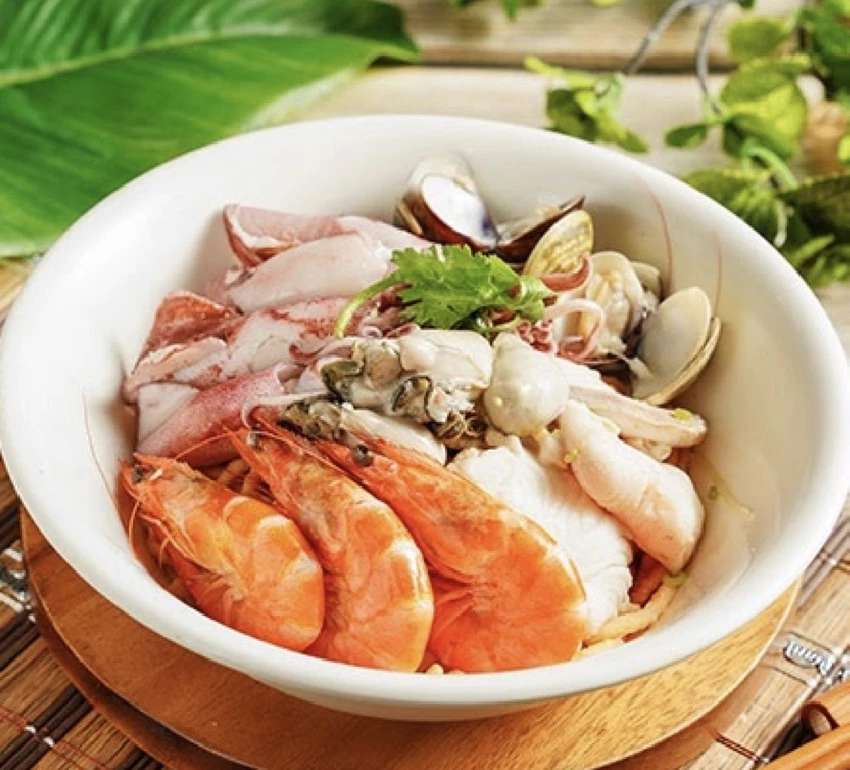 小卷麵份量大滿足！鮮蚵豬油拌飯神級組合，必訪安東市場海鮮麵。