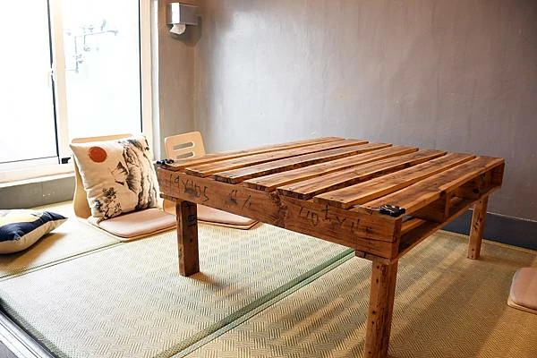 高雄新興區巷弄美食！逍遙園旁老屋改造魚&吉咖啡廳，清爽不膩口的特調拌麵。