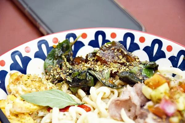 高雄新興區巷弄美食！逍遙園旁老屋改造魚&吉咖啡廳，清爽不膩口的特調拌麵。