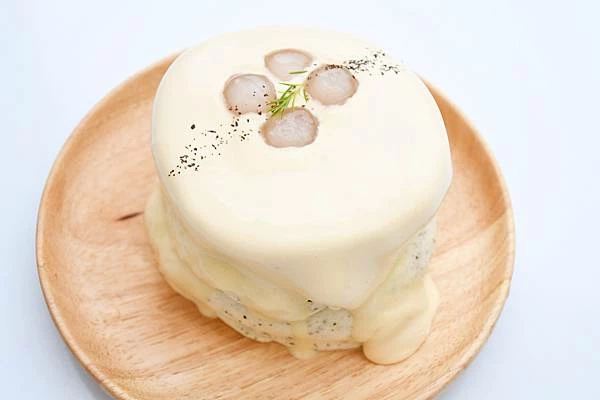 高雄新興區巷弄美食！逍遙園旁老屋改造魚&吉咖啡廳，清爽不膩口的特調拌麵。