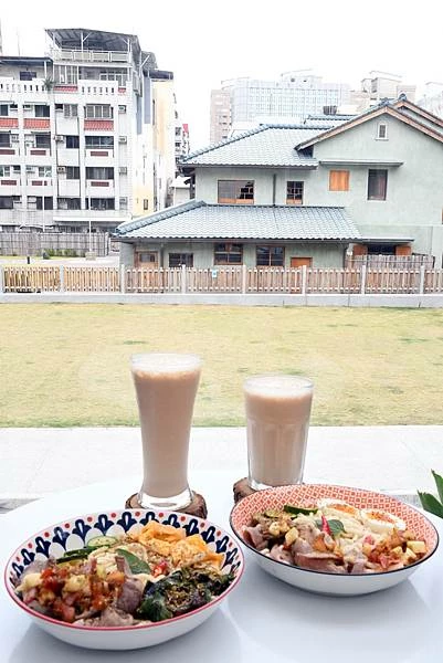 高雄新興區巷弄美食！逍遙園旁老屋改造魚&吉咖啡廳，清爽不膩口的特調拌麵。