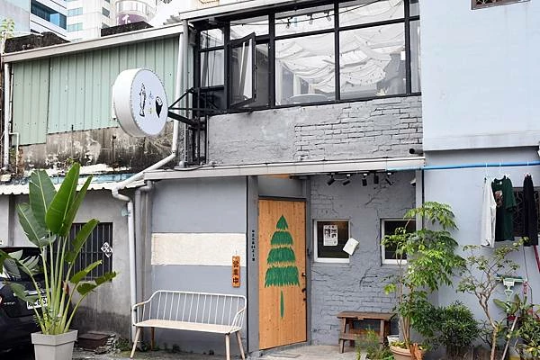 高雄新興區巷弄美食！逍遙園旁老屋改造魚&吉咖啡廳，清爽不膩口的特調拌麵。