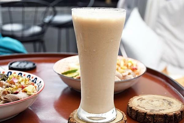 高雄新興區巷弄美食！逍遙園旁老屋改造魚&吉咖啡廳，清爽不膩口的特調拌麵。