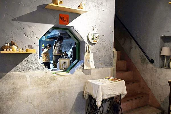 高雄新興區巷弄美食！逍遙園旁老屋改造魚&吉咖啡廳，清爽不膩口的特調拌麵。